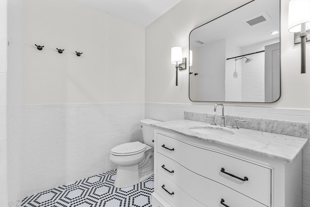 4 bed, 3 bath apartment for rent at 4 Norwood St Unit 4, Winchester — photo 17 of 35