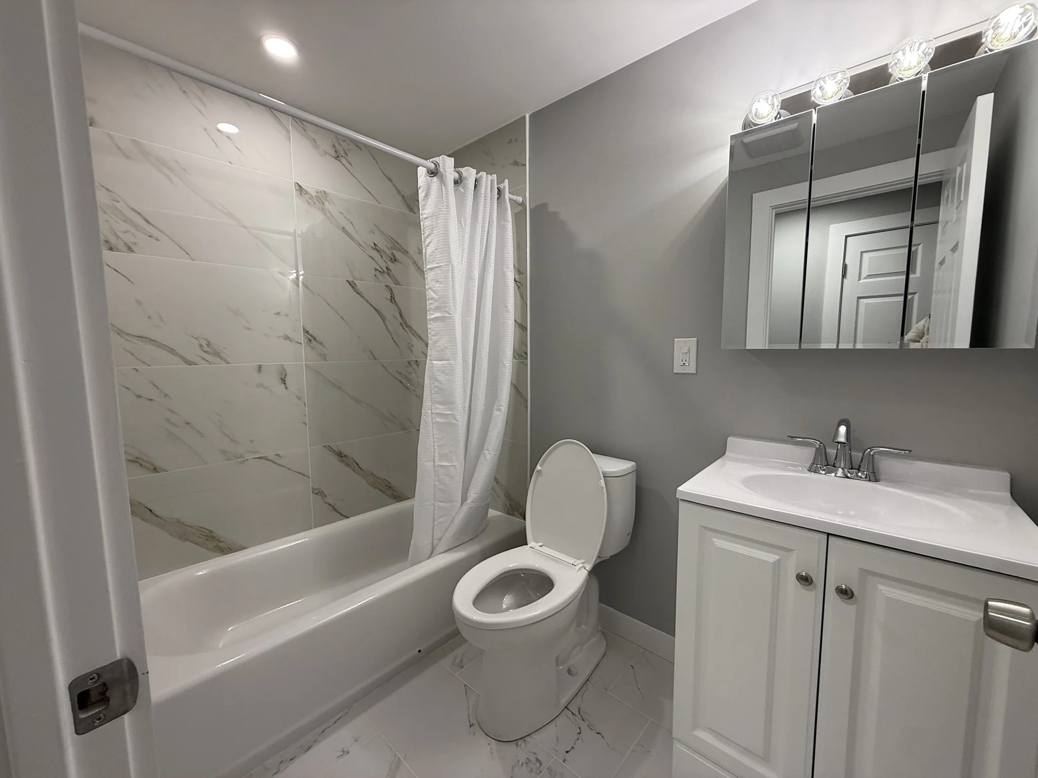1 bed, 1 bath apartment for rent at 4 Oakcrest Rd Unit 2, Hyde Park — photo 4 of 10