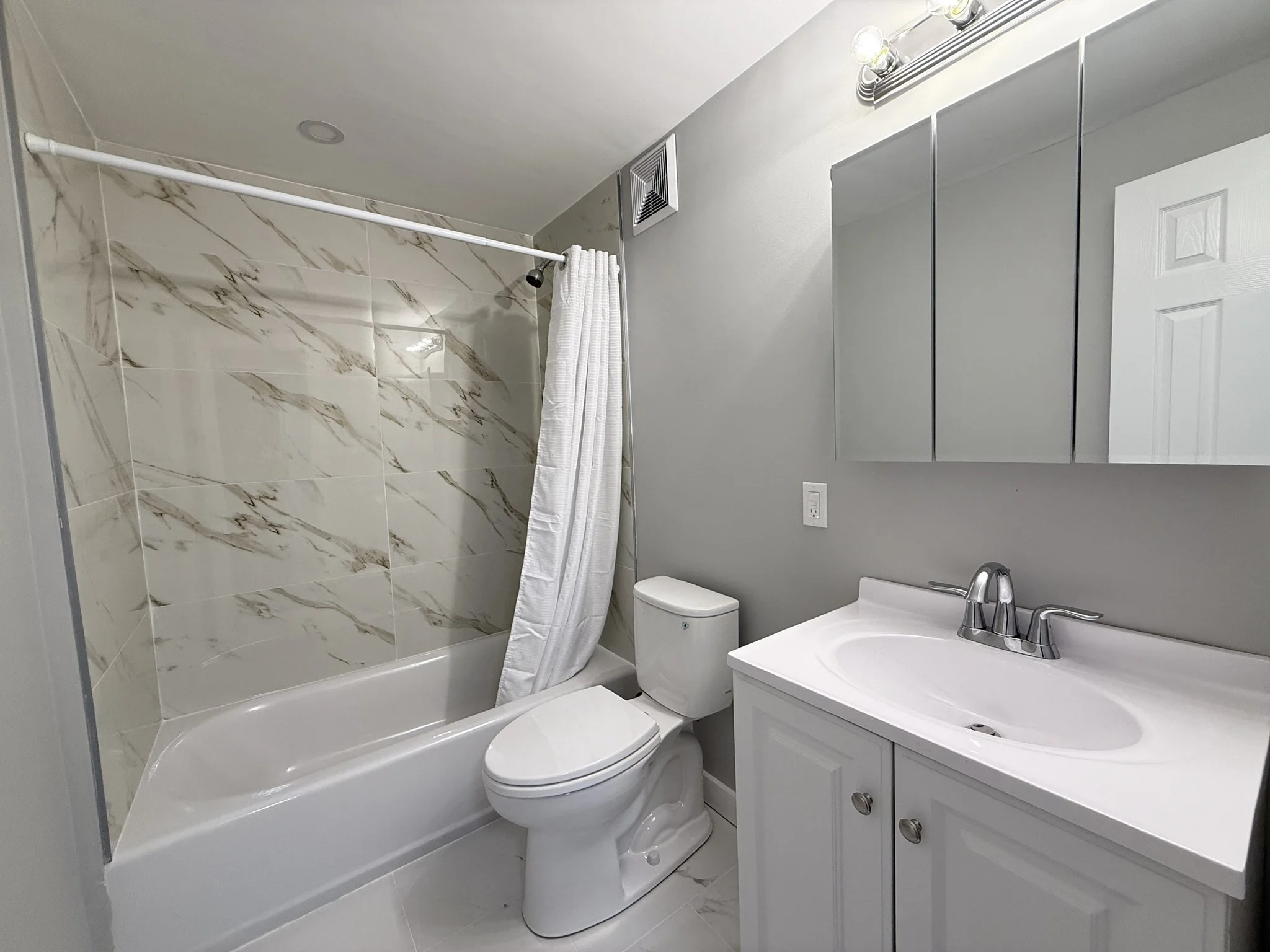 2 bed, 1 bath apartment for rent at 4 Oakcrest Rd Unit 4, Hyde Park — photo 5 of 14