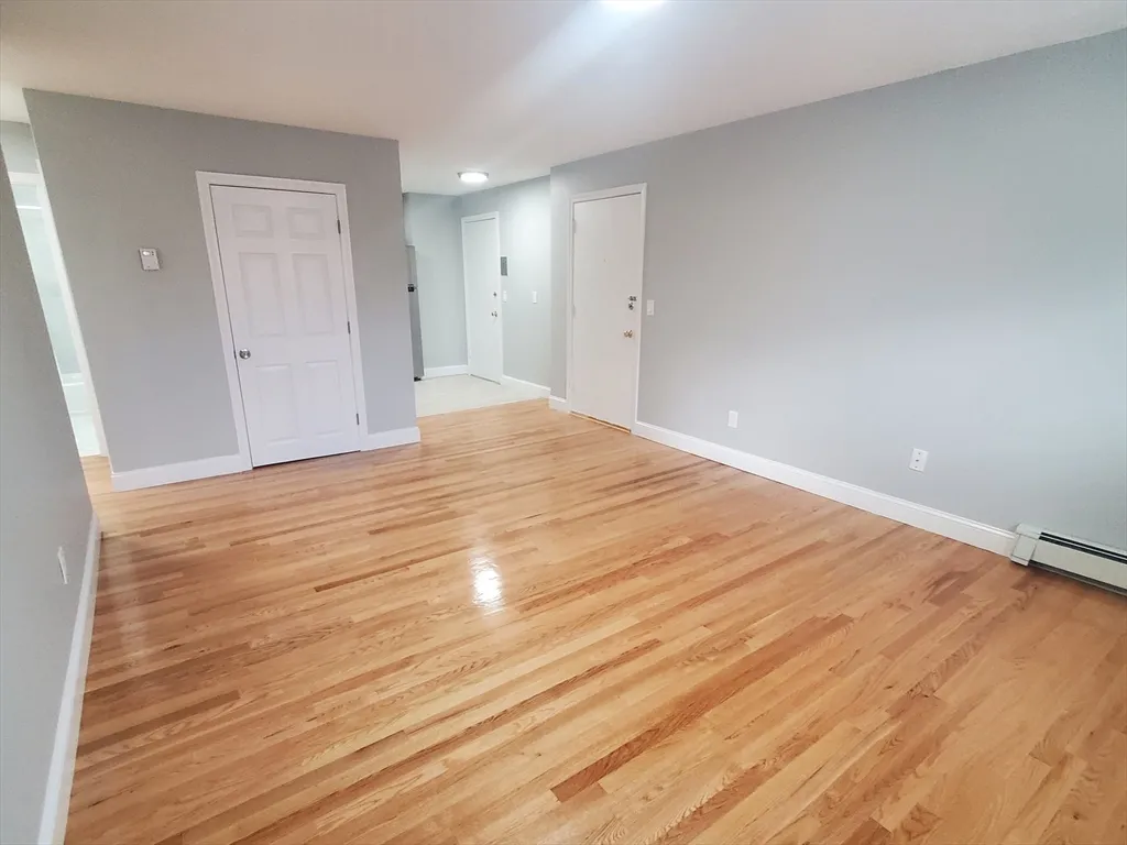 2 bed, 1 bath apartment for rent at 4 Oakcrest Unit 31, Hyde Park — photo 3 of 12