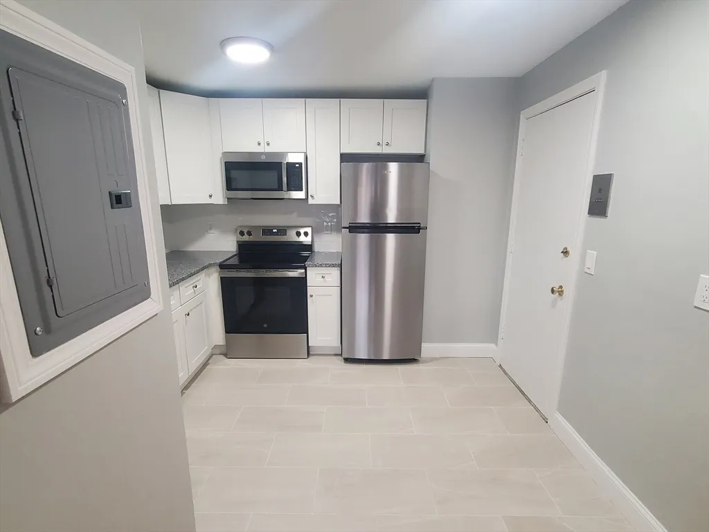 2 bed, 1 bath apartment for rent at 4 Oakcrest Unit 31, Hyde Park — photo 2 of 12