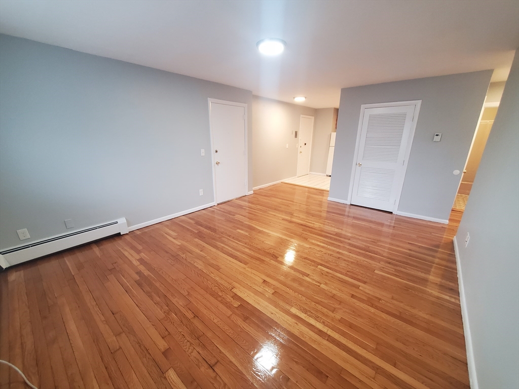 2 bed, 1 bath apartment for rent at 4 Oakcrest Unit 33, Hyde Park — photo 4 of 14