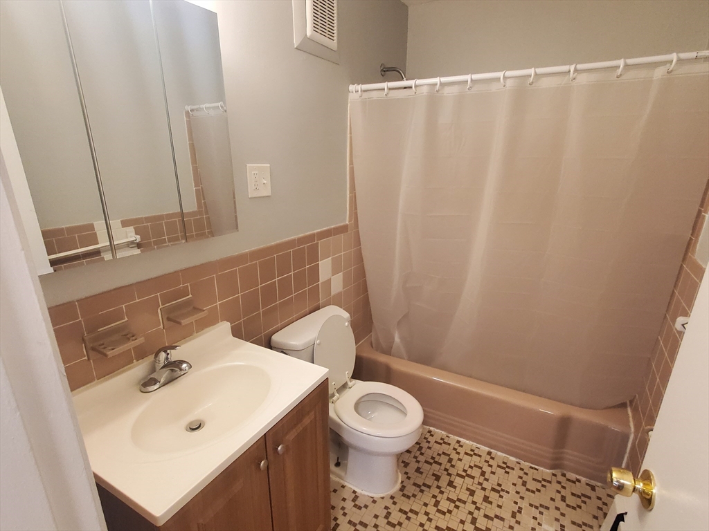 2 bed, 1 bath apartment for rent at 4 Oakcrest Unit 33, Hyde Park — photo 11 of 14