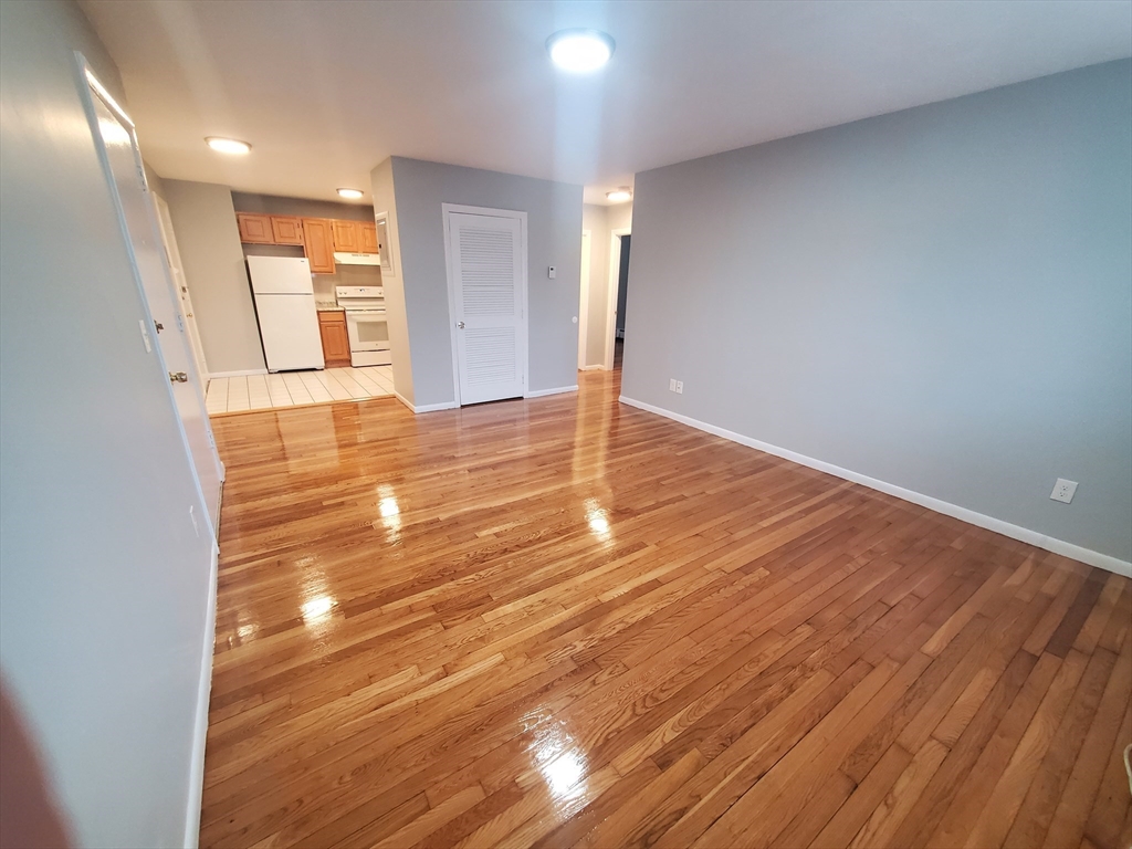 2 bed, 1 bath apartment for rent at 4 Oakcrest Unit 33, Hyde Park — photo 3 of 14