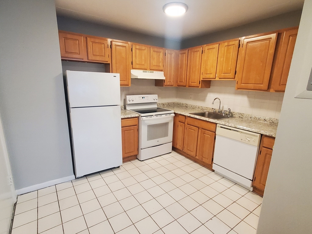 2 bed, 1 bath apartment for rent at 4 Oakcrest Unit 33, Hyde Park