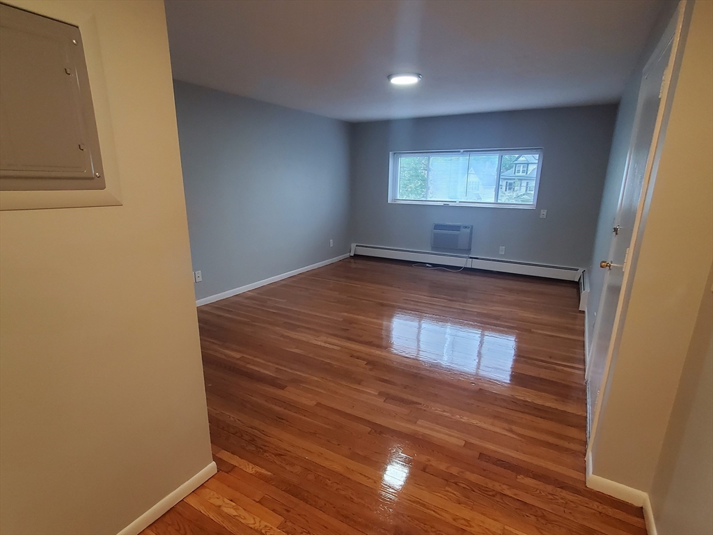 2 bed, 1 bath apartment for rent at 4 Oakcrest Unit 33, Hyde Park — photo 5 of 14