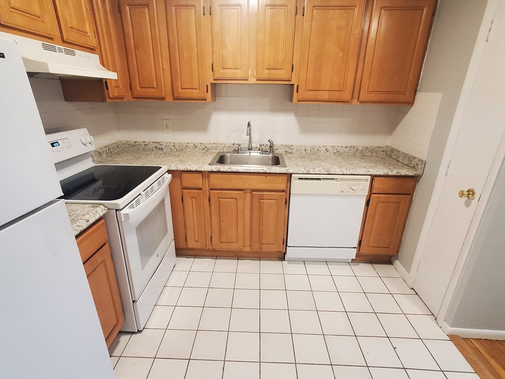 2 bed, 1 bath apartment for rent at 4 Oakcrest Unit 33, Hyde Park — photo 2 of 14