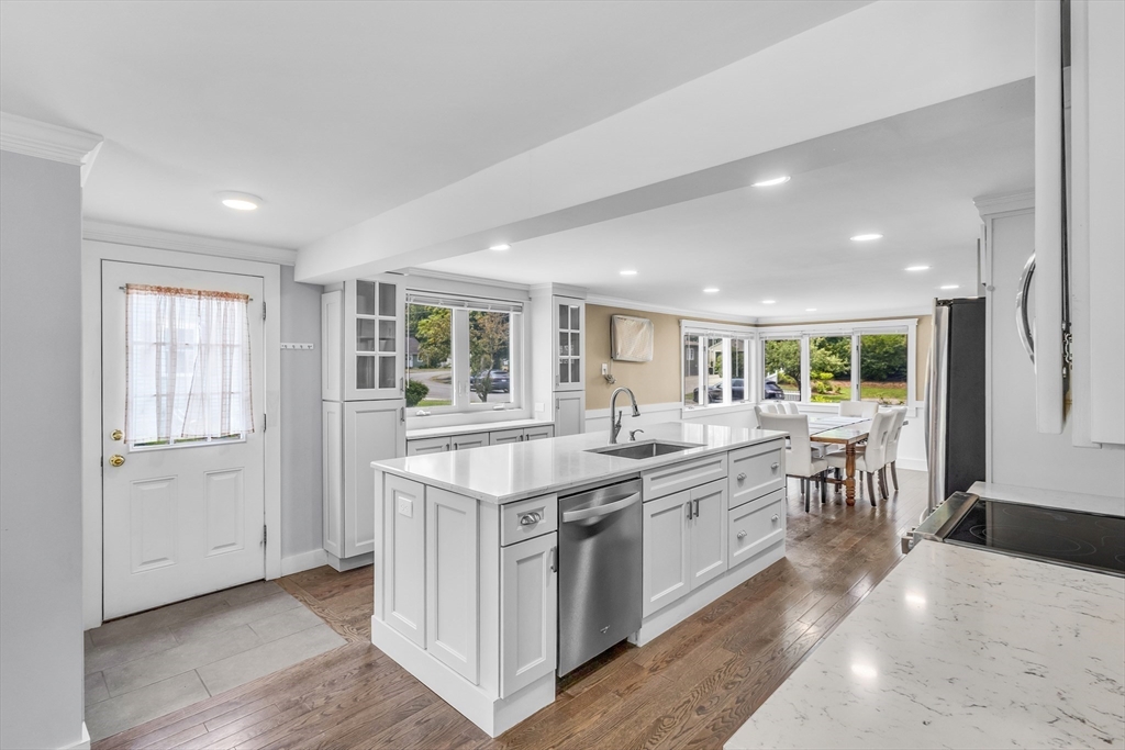 3 bed, 2 bath apartment for rent at 4 Oakridge Ave, Natick — photo 3 of 28