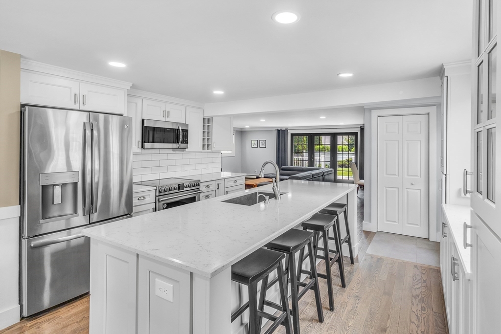3 bed, 2 bath apartment for rent at 4 Oakridge Ave, Natick — photo 5 of 28