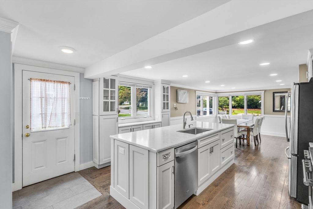 3 bed, 2 bath apartment for rent at 4 Oakridge Ave, Natick — photo 6 of 28