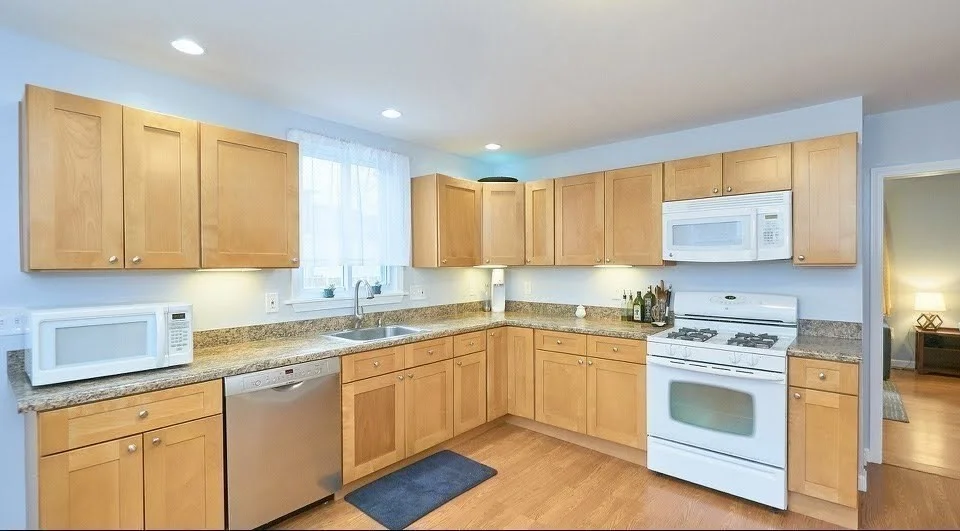 3 bed, 2 bath apartment for rent at 4 Olive Sq Unit 4, Union Square — photo 6 of 18