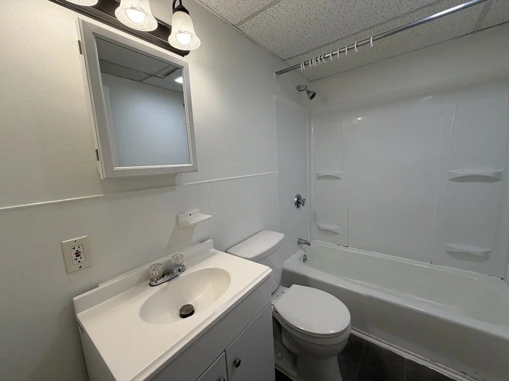 2 bed, 1 bath apartment for rent at 4 Park Unit 3, Haverhill — photo 8 of 12