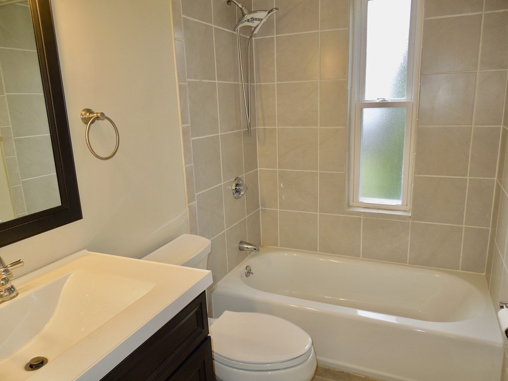 2 bed, 1 bath apartment for rent at 4 Peck St Unit 1, Kingston — photo 9 of 11