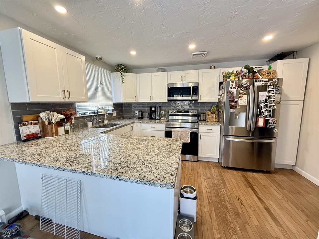 4 bed, 2 bath apartment for rent at 4 Phillips St, Braintree — photo 3 of 13