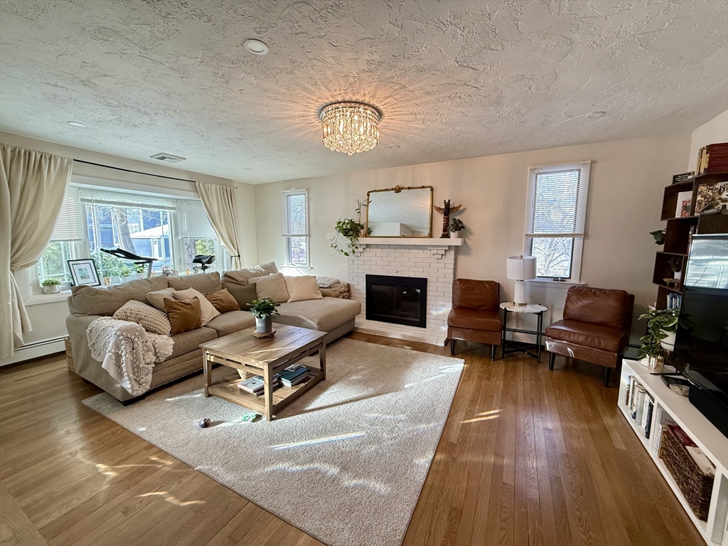4 bed, 2 bath apartment for rent at 4 Phillips St, Braintree — photo 2 of 13
