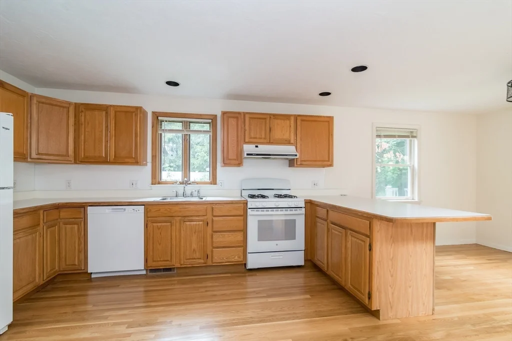 3 bed, 2 bath apartment for rent at 4 Randall Ct, Natick — photo 9 of 25