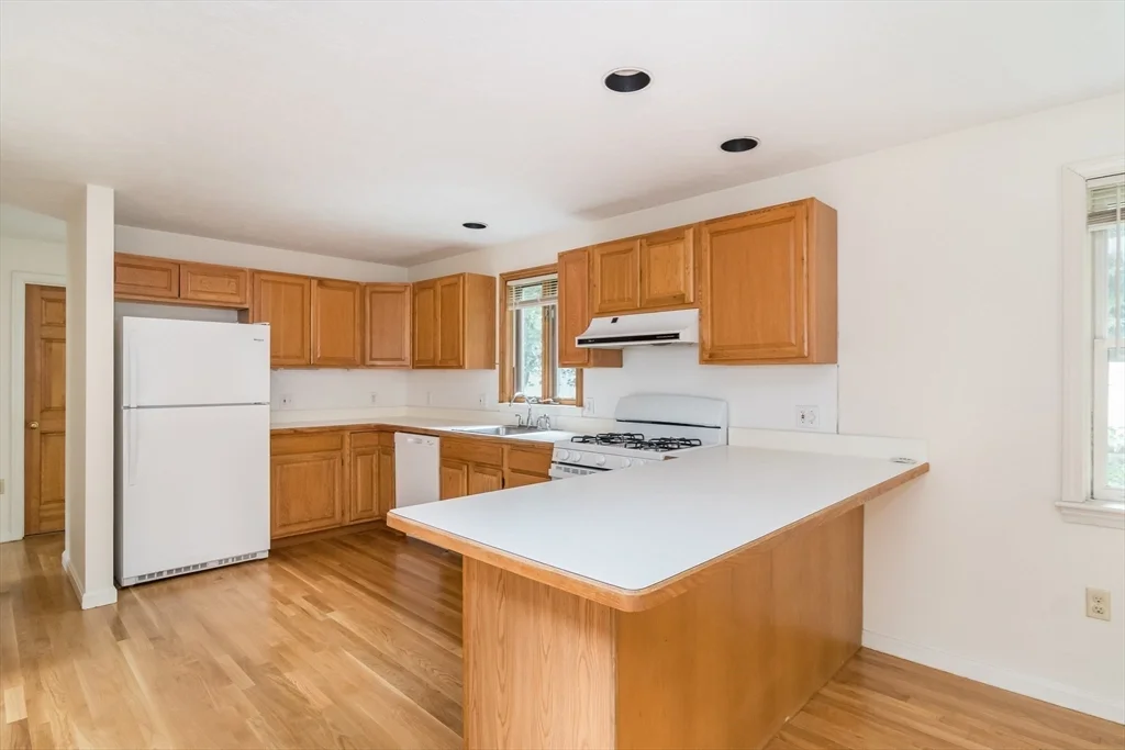 3 bed, 2 bath apartment for rent at 4 Randall Ct, Natick — photo 10 of 25