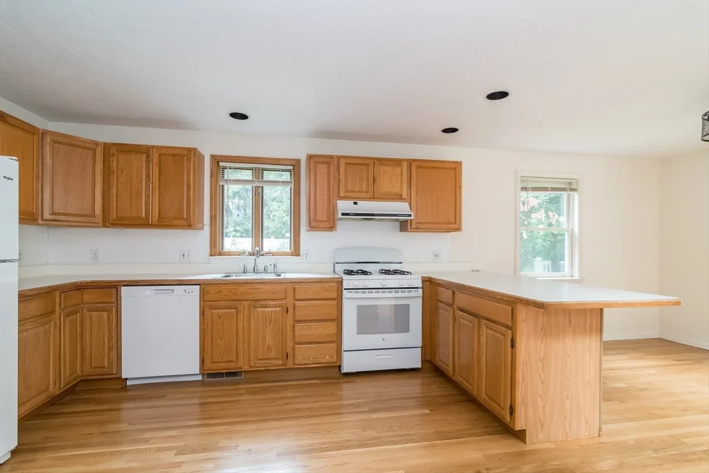 3 bed, 2 bath apartment for rent at 4 Randall Ct Unit 4, Natick — photo 10 of 24