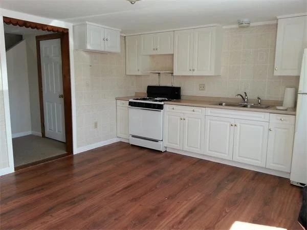 1 bed, 1 bath apartment for rent at 4 Roy Ave Unit A, Plum Island — photo 5 of 13