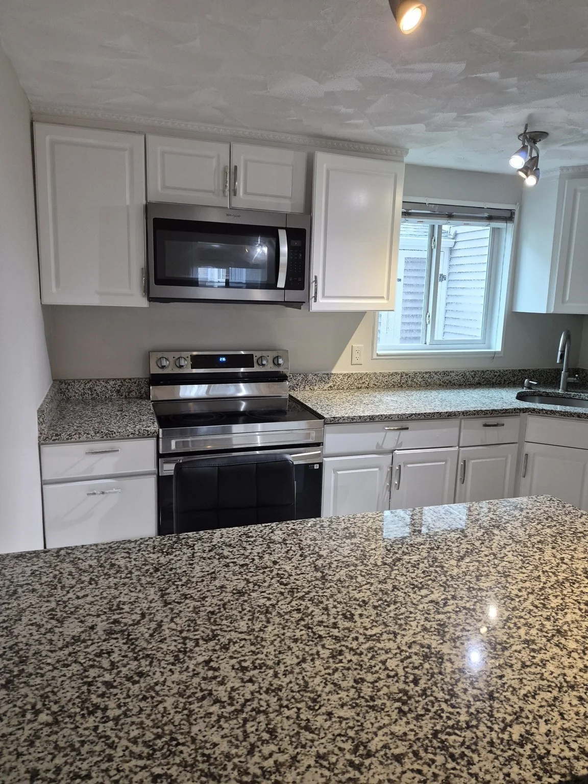 2 bed, 1 bath apartment for rent at 4 Royal Dane Dr Unit 16, Marshfield — photo 5 of 6
