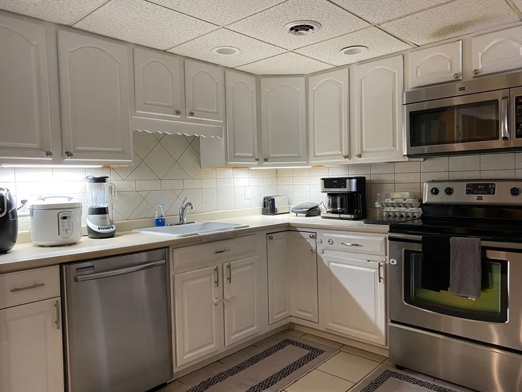 2 bed, 1 bath apartment for rent at 4 Shadowbrook Ln Unit 30, Milford — photo 6 of 36