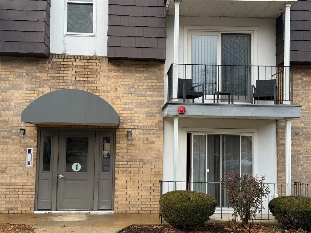 2 bed, 1 bath apartment for rent at 4 Shadowbrook Ln Unit 30, Milford — photo 1 of 36
