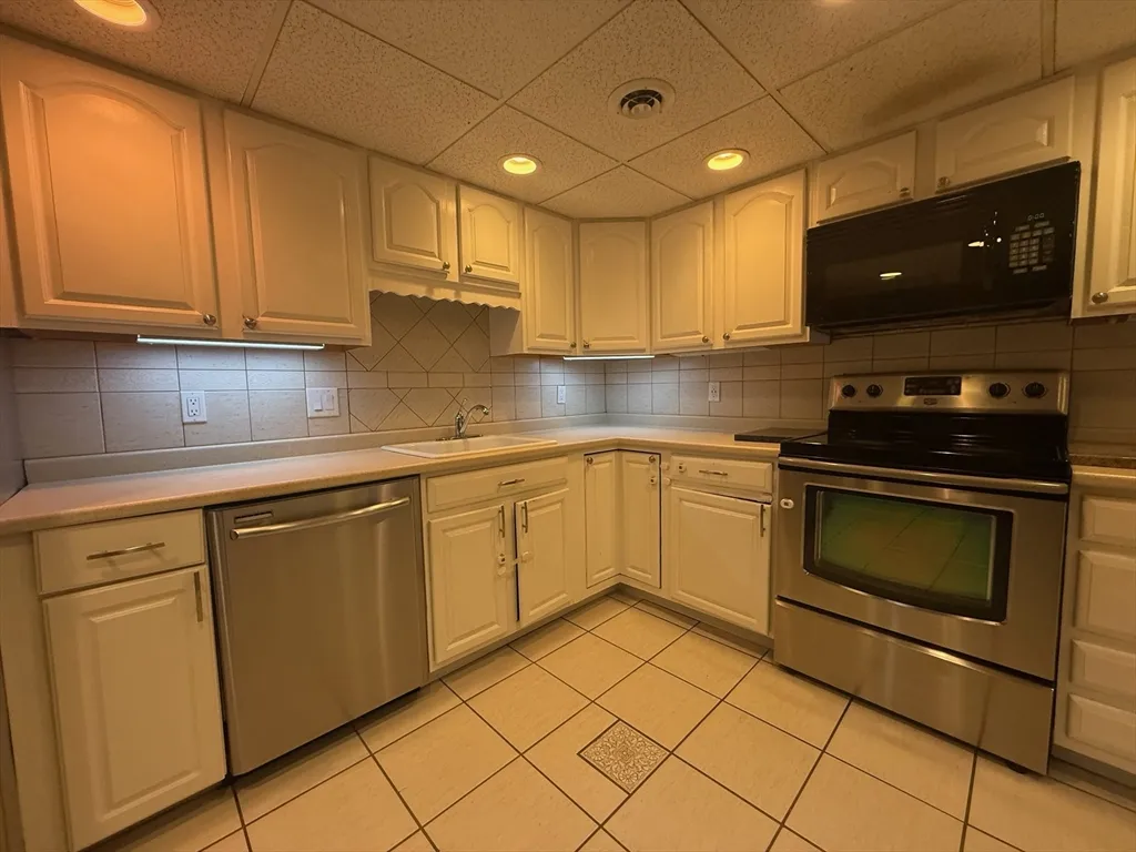 2 bed, 1 bath apartment for rent at 4 Shadowbrook Ln Unit 30, Milford — photo 36 of 36