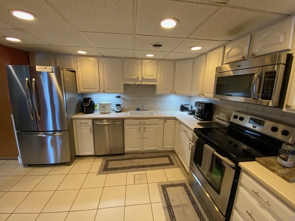 2 bed, 1 bath apartment for rent at 4 Shadowbrook Ln Unit 30, Milford — photo 5 of 36