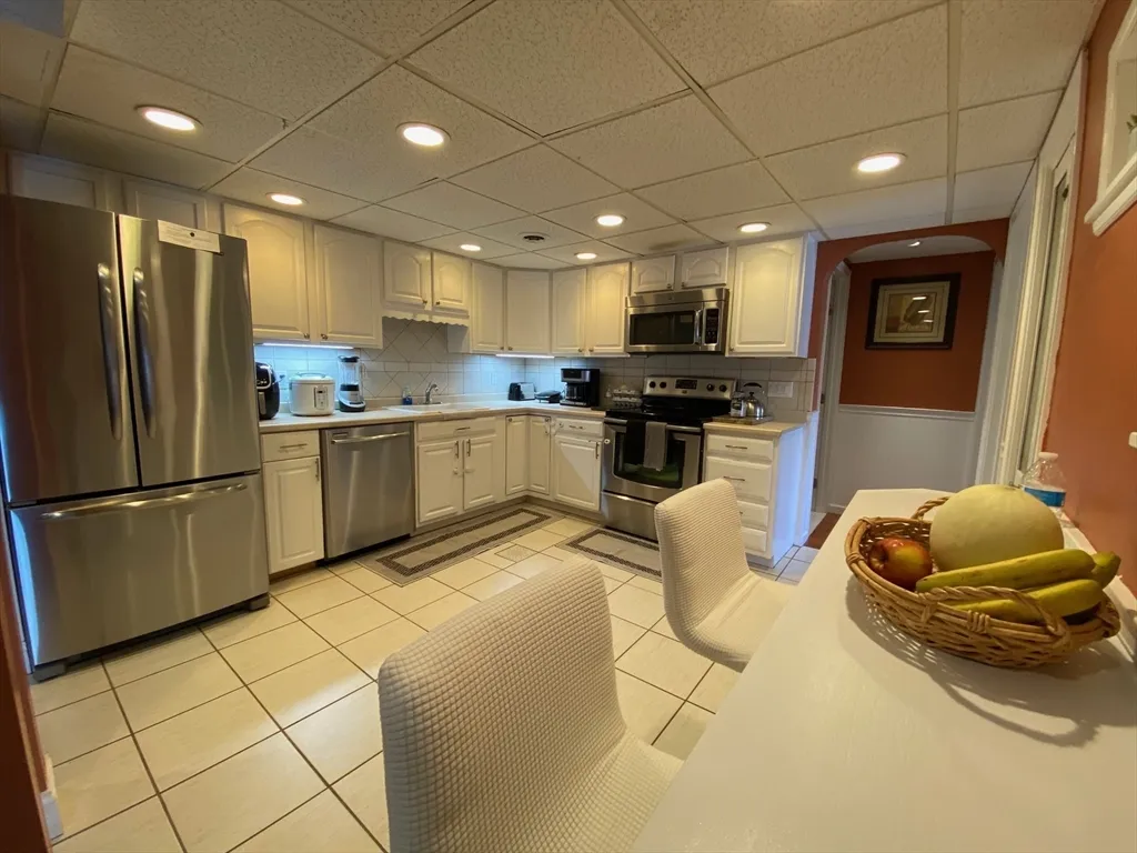 2 bed, 1 bath apartment for rent at 4 Shadowbrook Ln Unit 30, Milford — photo 3 of 36