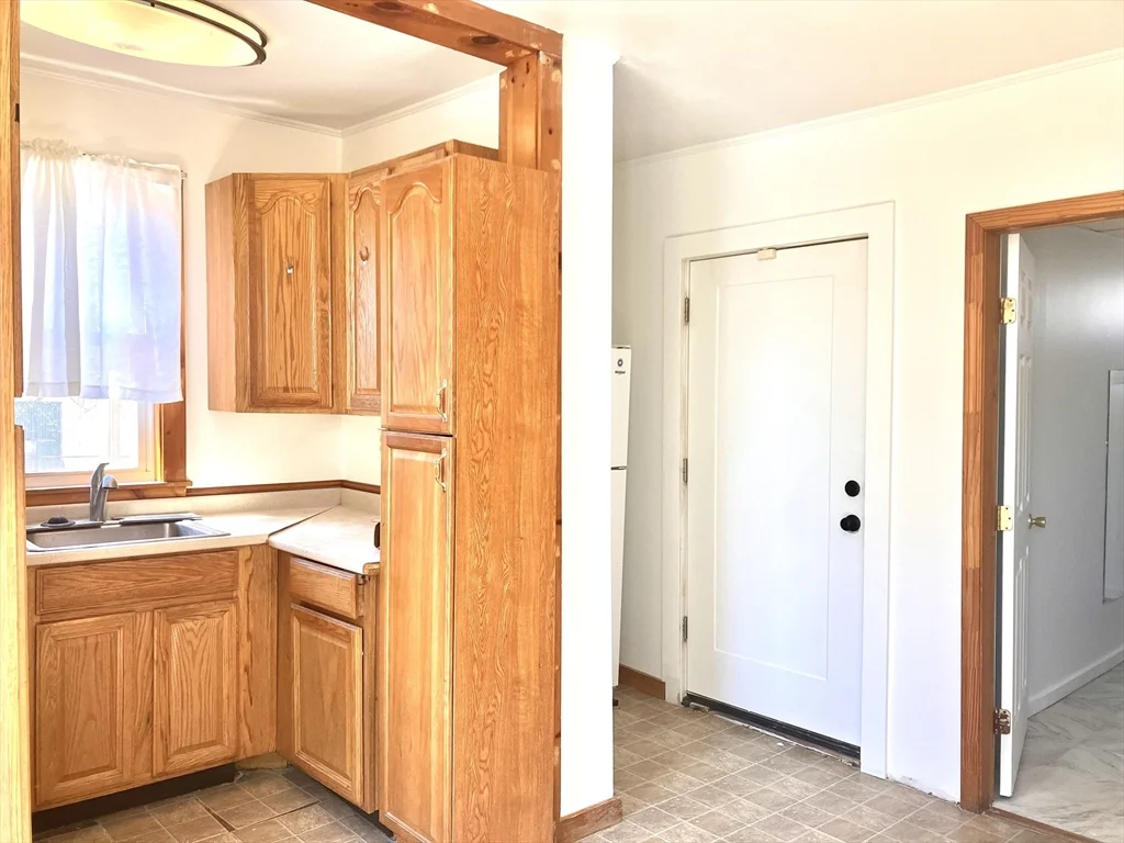 2 bed, 1 bath apartment for rent at 4 Sisson Ter Unit 1, East Lynn — photo 5 of 16