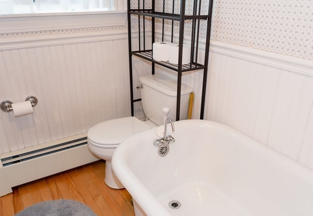 5 bed, 3 bath apartment for rent at 4 Spray Ave Unit 0, Marblehead — photo 17 of 33