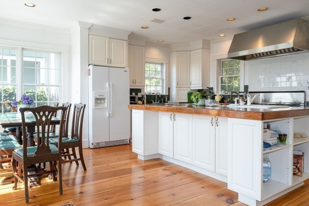 5 bed, 3 bath apartment for rent at 4 Spray Ave Unit 0, Marblehead — photo 9 of 33