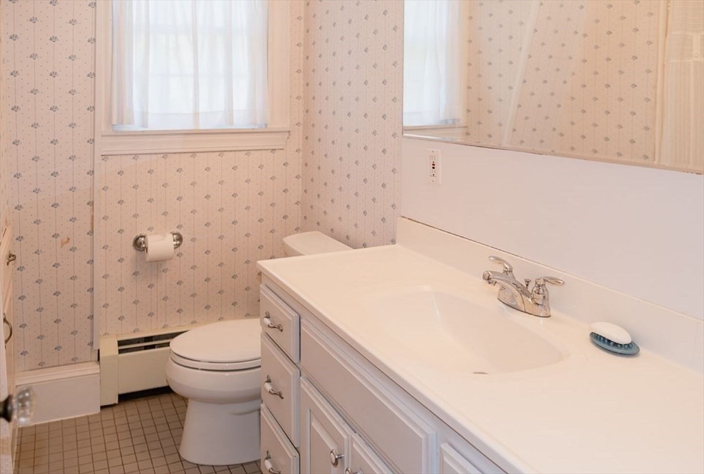 5 bed, 3 bath apartment for rent at 4 Spray Ave Unit 0, Marblehead — photo 16 of 33
