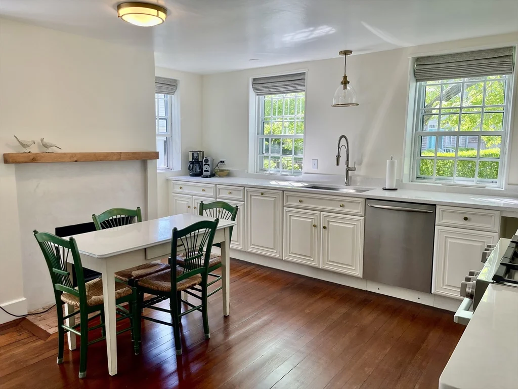 4 bed, 2 bath apartment for rent at 4 Traders Ln, Nantucket — photo 7 of 15