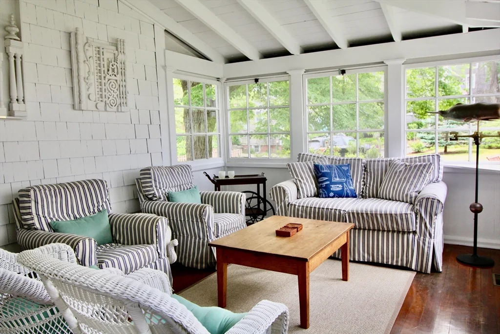4 bed, 2 bath apartment for rent at 4 Traders Ln, Nantucket — photo 4 of 15