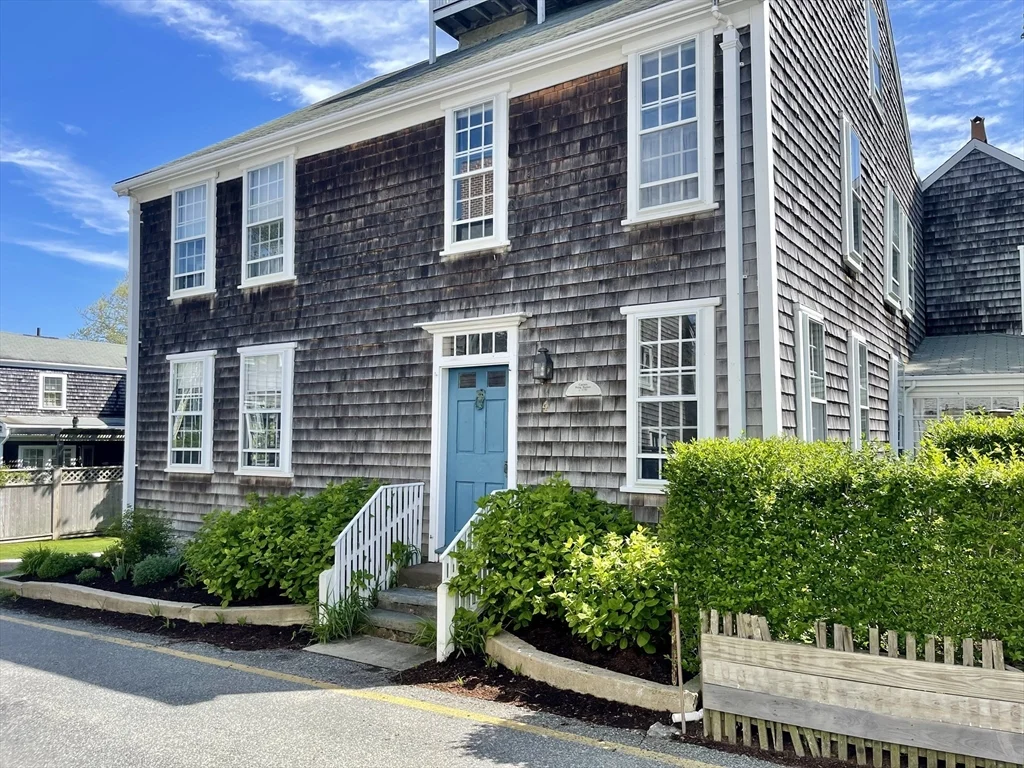 4 bed, 2 bath apartment for rent at 4 Traders Ln, Nantucket — photo 1 of 15
