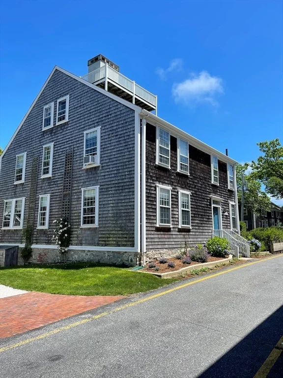 4 bed, 2 bath apartment for rent at 4 Traders Ln, Nantucket — photo 2 of 15