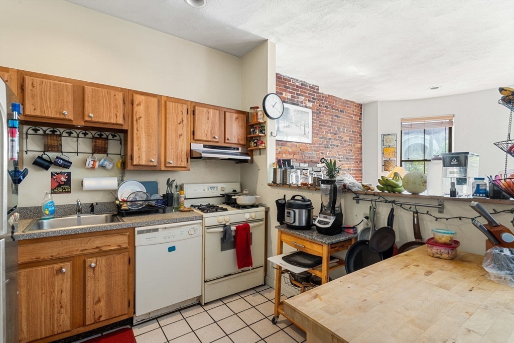 3 bed, 2 bath apartment for rent at 4 Union Park St Unit 4, South End — photo 7 of 15