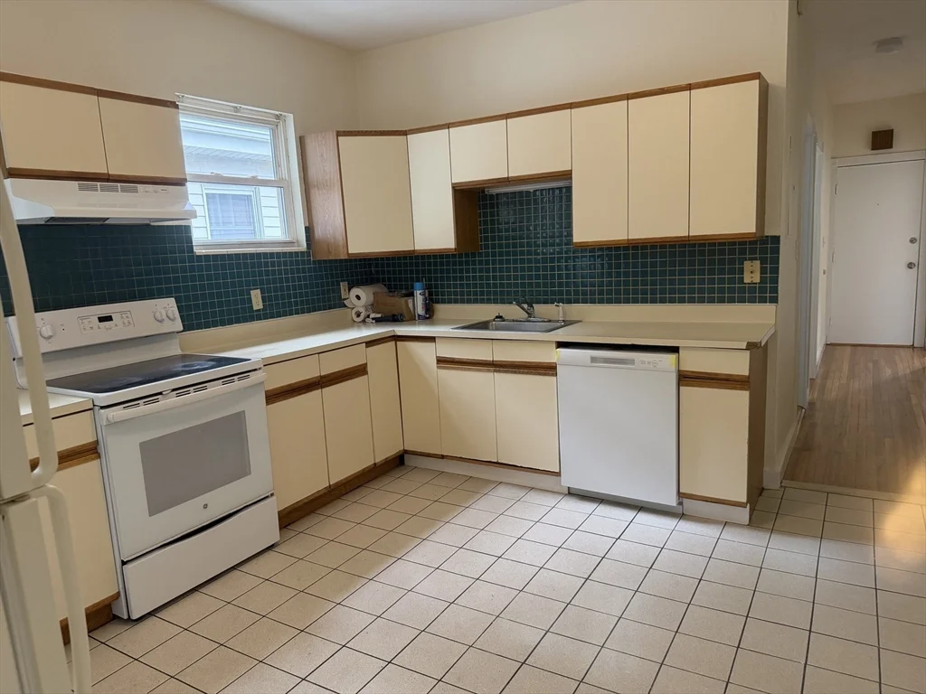 2 bed, 1 bath apartment for rent at 4 Usher Rd Unit 2, West Medford — photo 3 of 16