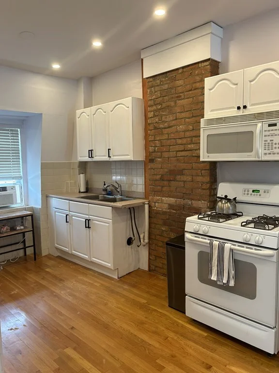 2 bed, 1 bath apartment for rent at 4 Viking St Unit 2, South Boston