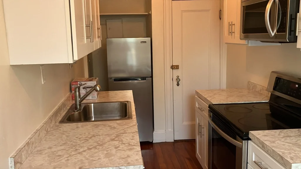 Studio bed, 1 bath apartment for rent at 4 Washington Ave Unit 5, Neighborhood Nine — photo 9 of 13
