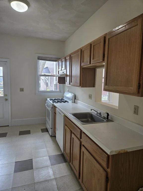 3 bed, 1 bath apartment for rent at 4 Wenlock Rd Unit 4, Dorchester — photo 3 of 7