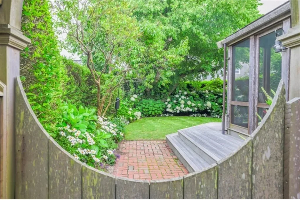 2 bed, 1 bath apartment for rent at 4 York, Nantucket — photo 1 of 25