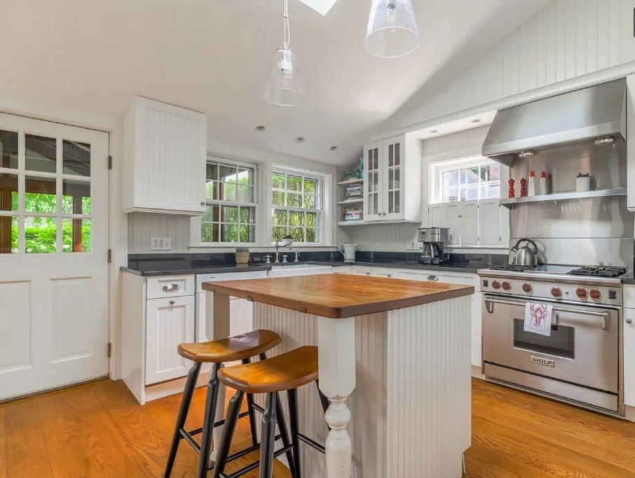 2 bed, 1 bath apartment for rent at 4 York, Nantucket — photo 4 of 25