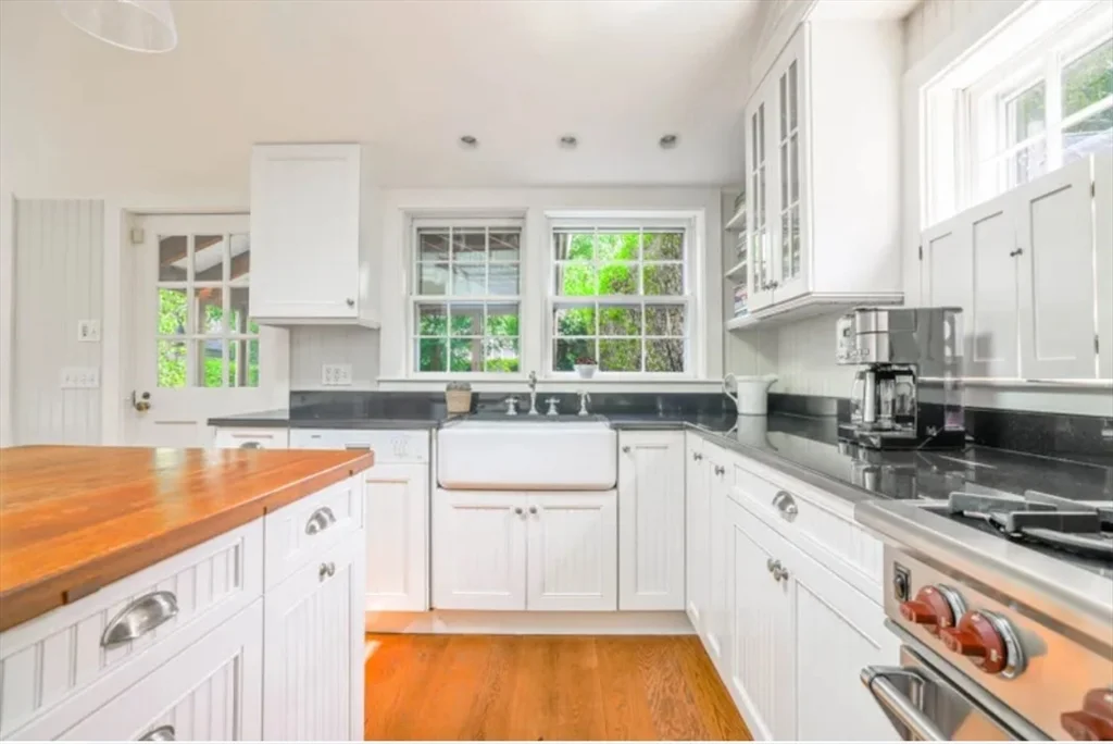 2 bed, 1 bath apartment for rent at 4 York, Nantucket — photo 3 of 25