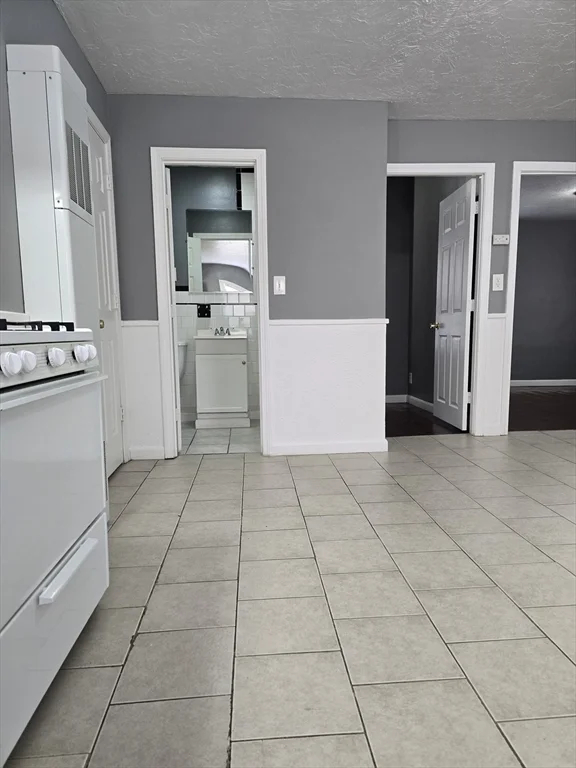 2 bed, 1 bath apartment for rent at 40 Aetna Unit 3, Fall River — photo 5 of 12