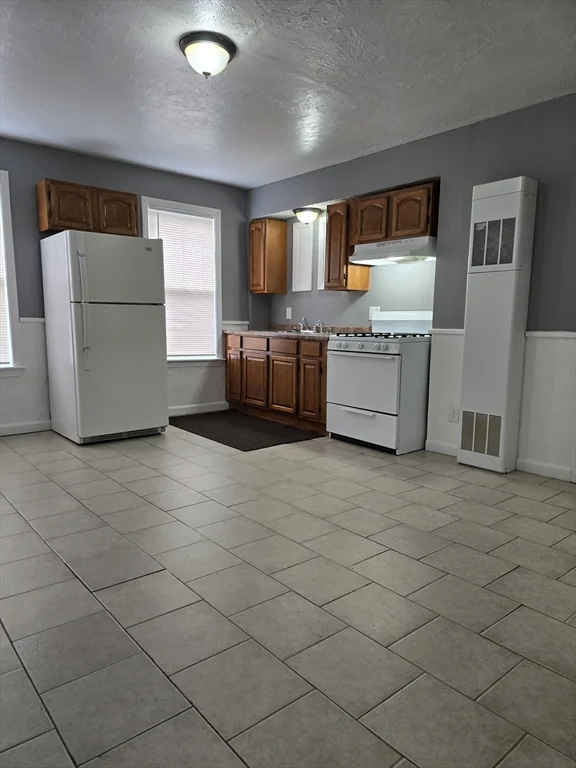 2 bed, 1 bath apartment for rent at 40 Aetna Unit 3, Fall River — photo 1 of 12