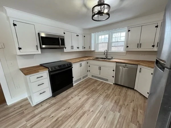 5 bed, 2 bath apartment for rent at 40 Albany Rd Unit HOUSE, West Stockbridge — photo 2 of 26
