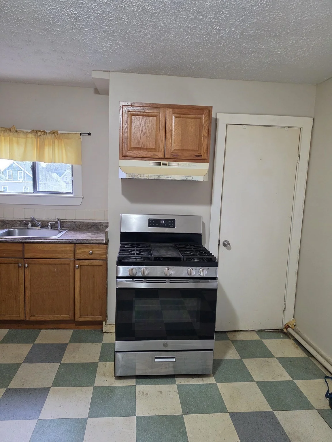3 bed, 1 bath apartment for rent at 40 Arlington Unit 3, Lynn — photo 5 of 7