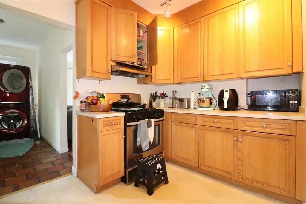5 bed, 2 bath apartment for rent at 40 Atherton Rd Unit 2, Coolidge Corner — photo 5 of 25
